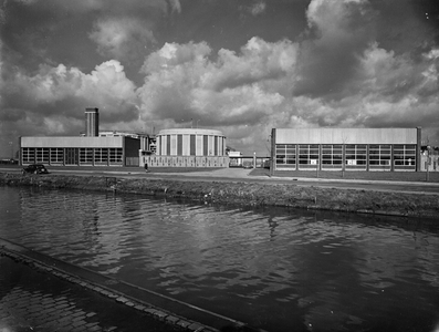 87086 Gezicht op de Rioolwaterzuiveringsinrichting (Jagerskade) te Utrecht, vanaf de overzijde van de Vecht.N.B. De ...
